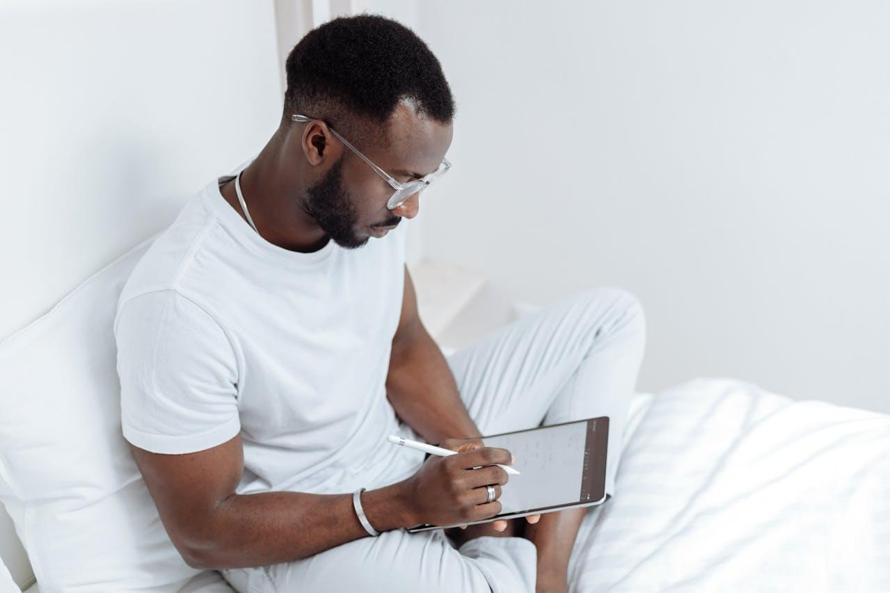 Работа с планшетом в комфортной обстановке